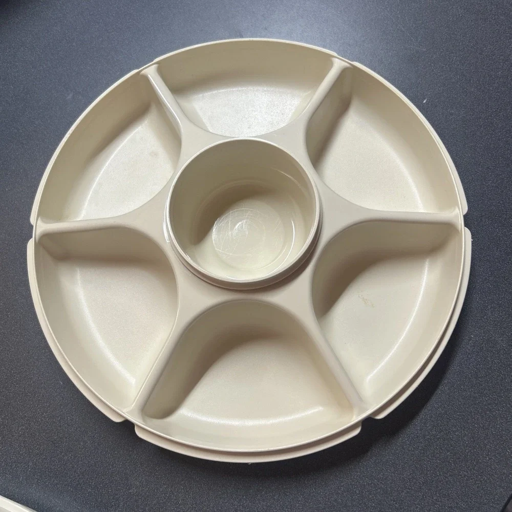 TUPPERWARE Serving Center 6-Part Divided Party Veggie Snack & Dip Tray